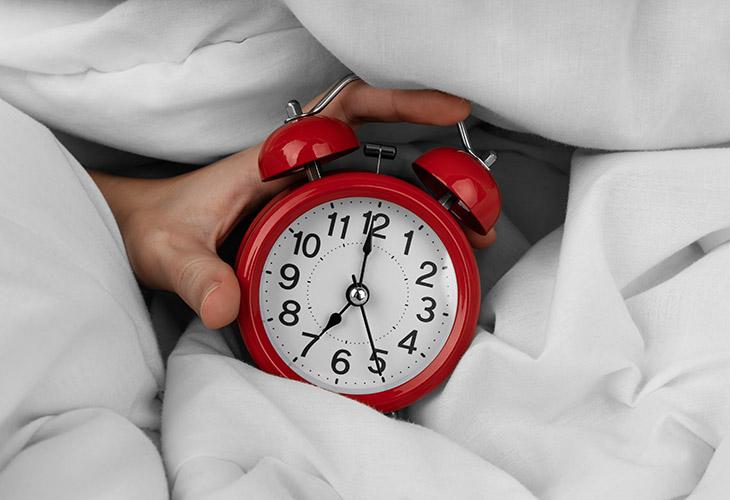 睡眠時間は何時間が理想？年齢別の目安や睡眠の質を向上させる方法を紹介