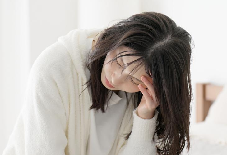 微熱が続くときの対処法とは？考えられる原因と受診の目安を紹介