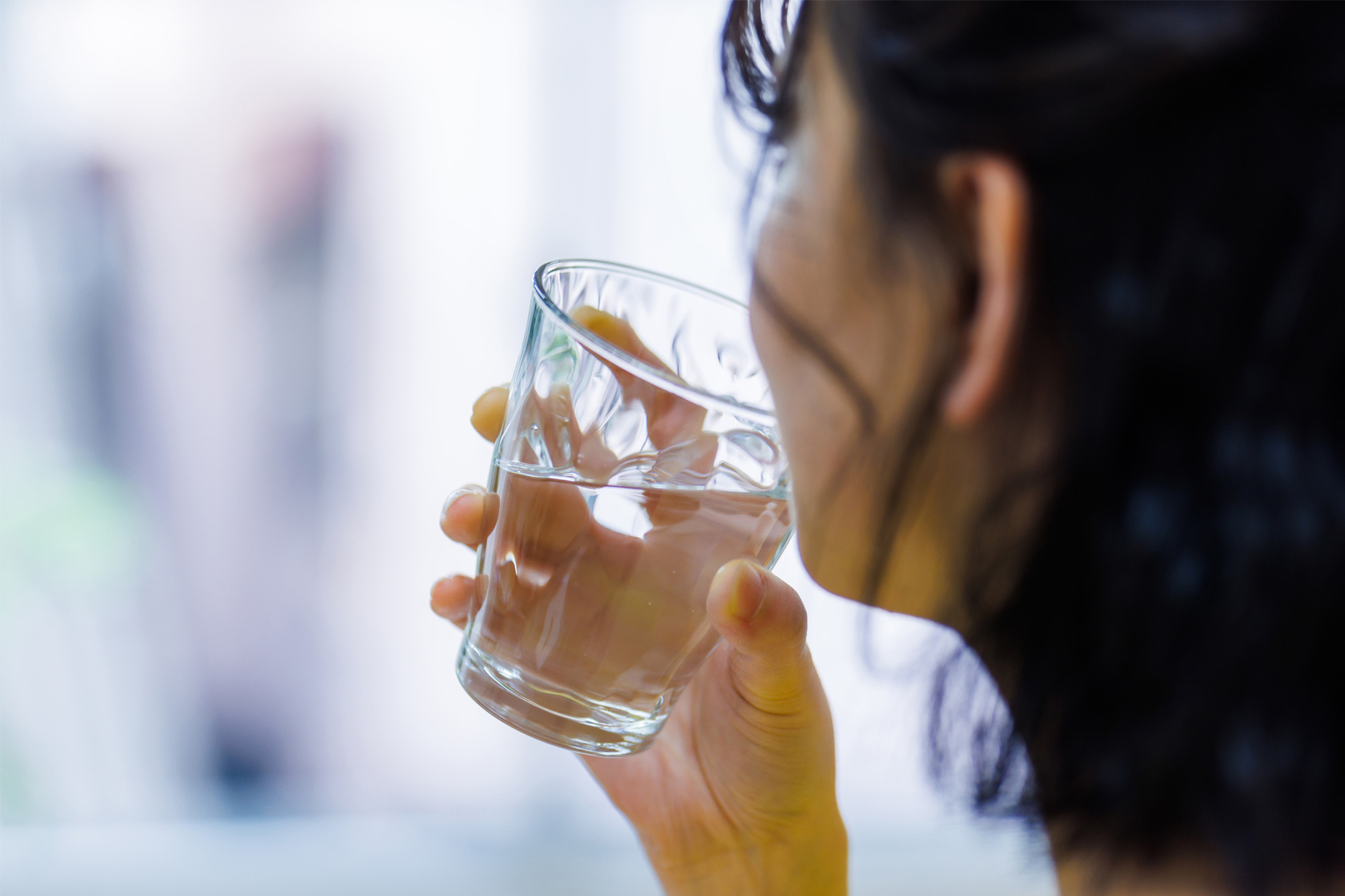 大晦日 パチスロを飲む女性