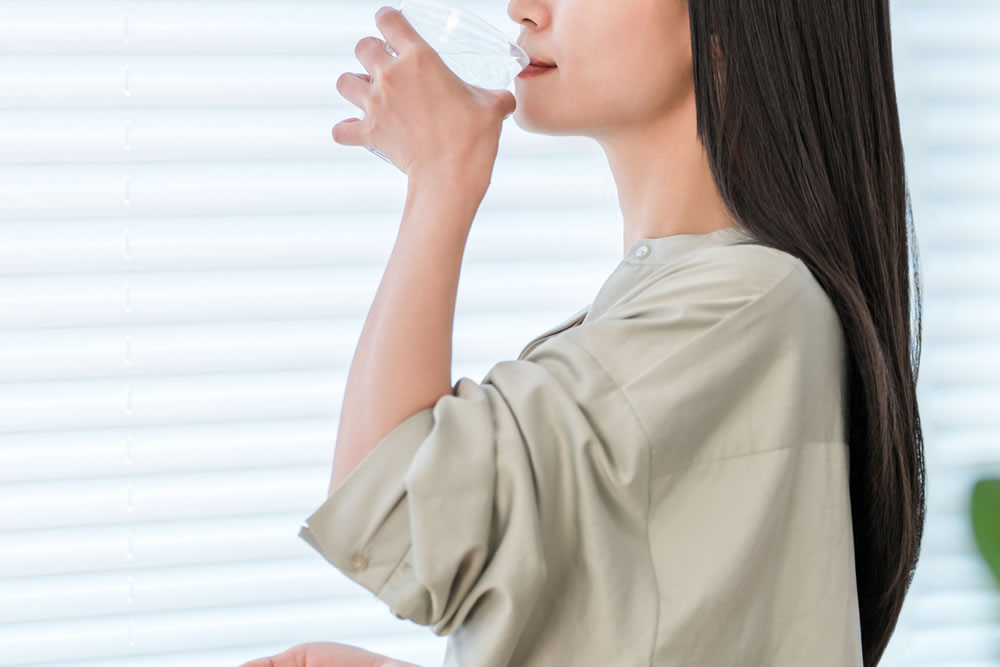 アフターピルを飲んでいる女性