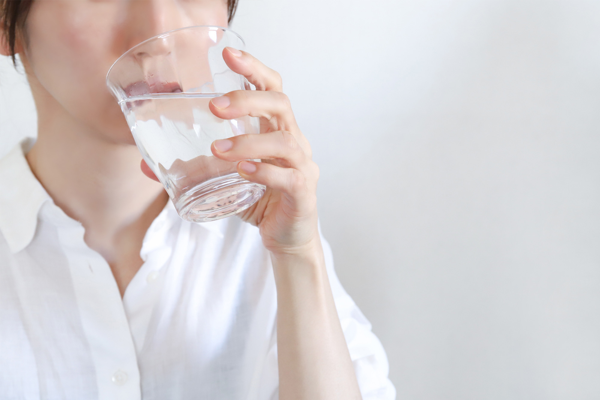 パチスロ よしき 動画を飲んでいる女性
