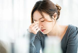 頭が痛いときに考えられる原因は？頭痛の種類と症状を和らげる方法