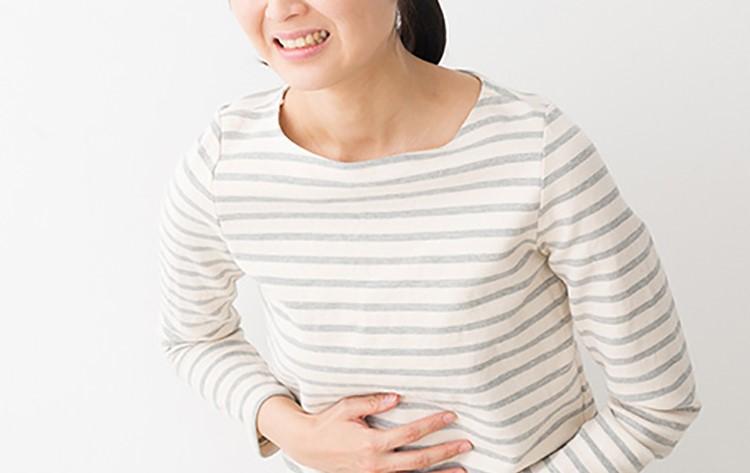 みぞおちに感じる違和感や圧迫感の原因は？