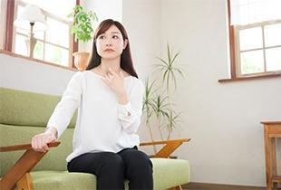 のど(喉)の違和感・つかえの正体は胃酸などの逆流？原因や対処法を解説