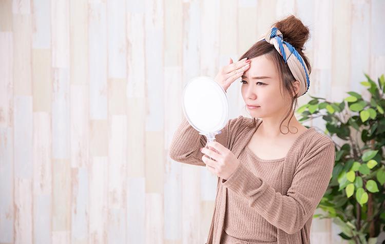 おでこニキビの原因と対策を紹介！ 繰り返すニキビにきちんとセルフケアしよう