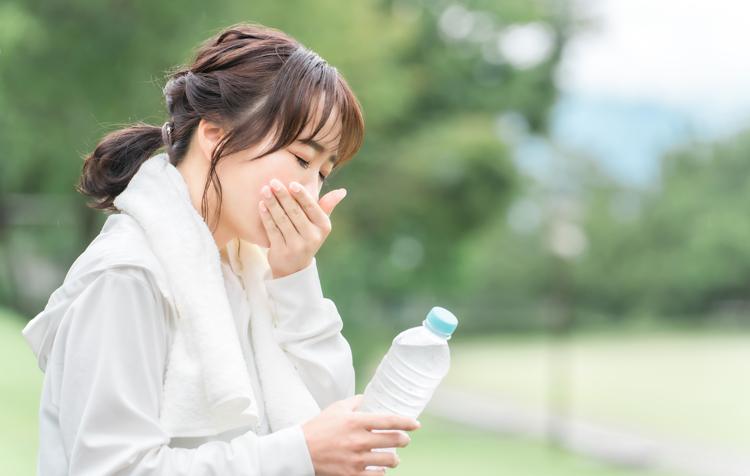 胃液が上がってくる原因とは？症状や逆流性食道炎との関連を解説