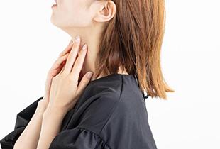 のど(喉)に何か張り付いてる感じがするときの対処法とは？原因や受診科も紹介