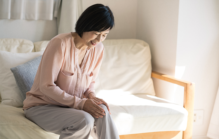 膝の痛みの原因や改善方法とは？ セルフケア方法や受診の目安を解説