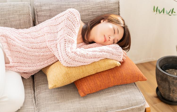 食べてすぐ横になるのは良くない？胃食道逆流症との関係や食後の理想的な過ごし方を紹介