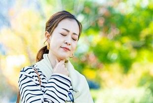 花粉症でパチスロ 雑誌の痛み？風邪や新型コロナ・インフルエンザとの違いと対処法を解説