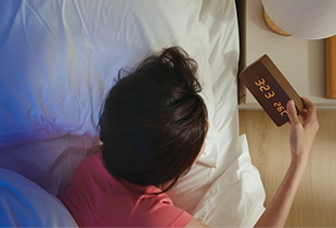 夜中に目が覚める原因は？眠れないことの悪影響や改善するための生活習慣を解説