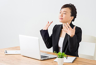 汗が止まらないのは更年期の不調かも?自律神経の乱れやストレスなども関係
