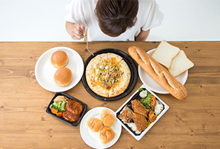 食べ過ぎて気持ち悪い、胃がむかつく...対処法や次の日の過ごし方を紹介