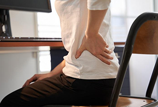 腰痛に効果的なツボは？イラストでツボの位置をわかりやすく解説