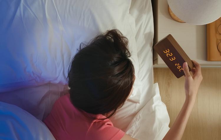 夜中に目が覚める原因は？眠れないことの悪影響や改善するための生活習慣を解説