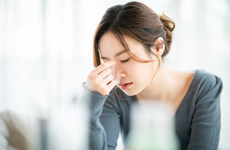 頭が痛いときに考えられる原因は？頭痛の種類と症状を和らげる方法