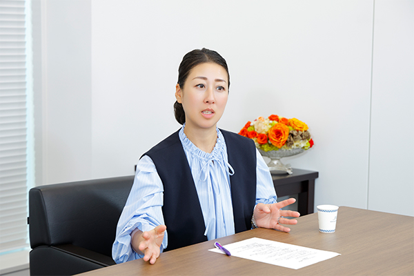 ナプキン設置について語る森瞳さん