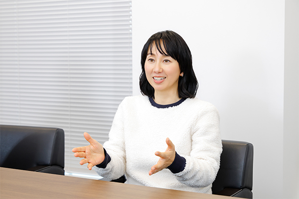 パチスロ 機械 割 と はについて熱心に語る東尾理子さん